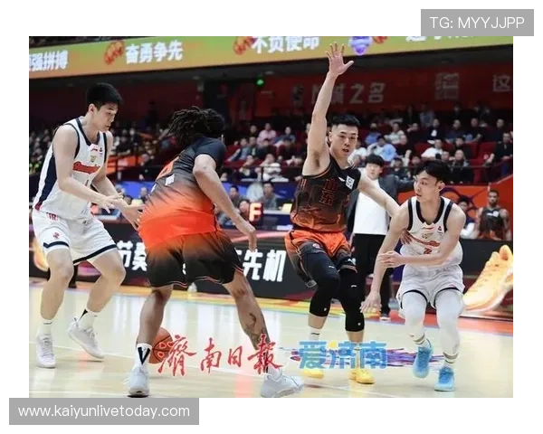 中国男篮迎战世界强队 展现新一代球员崛起潜力 拼搏精神点燃全场热血